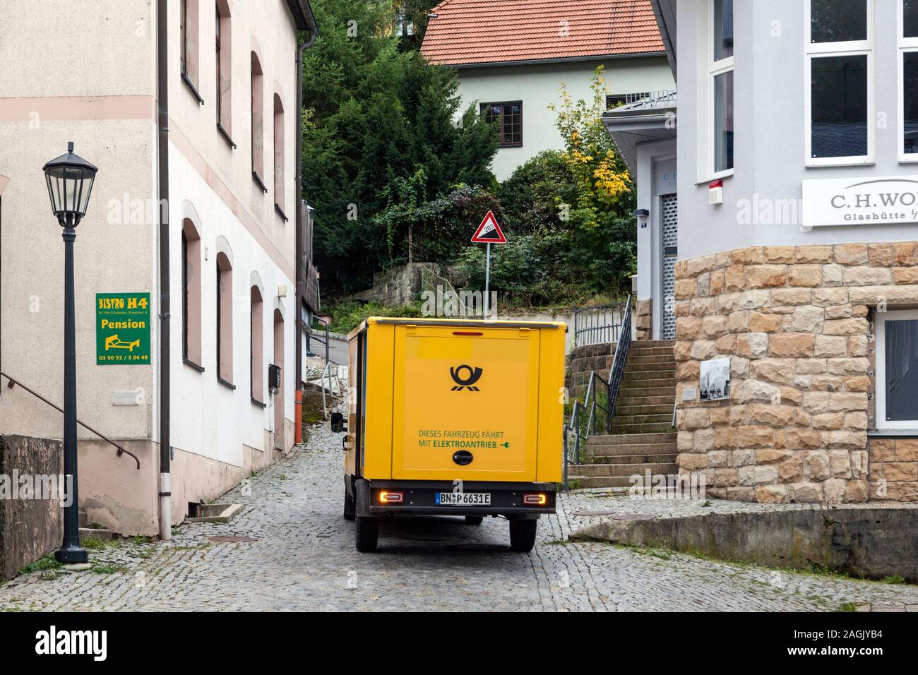 La entrega postal por el vehículo eléctrico en la zona montañosa en el Saxon Switzerland-Eastern Glashutte Montañas Ore district Foto de stock