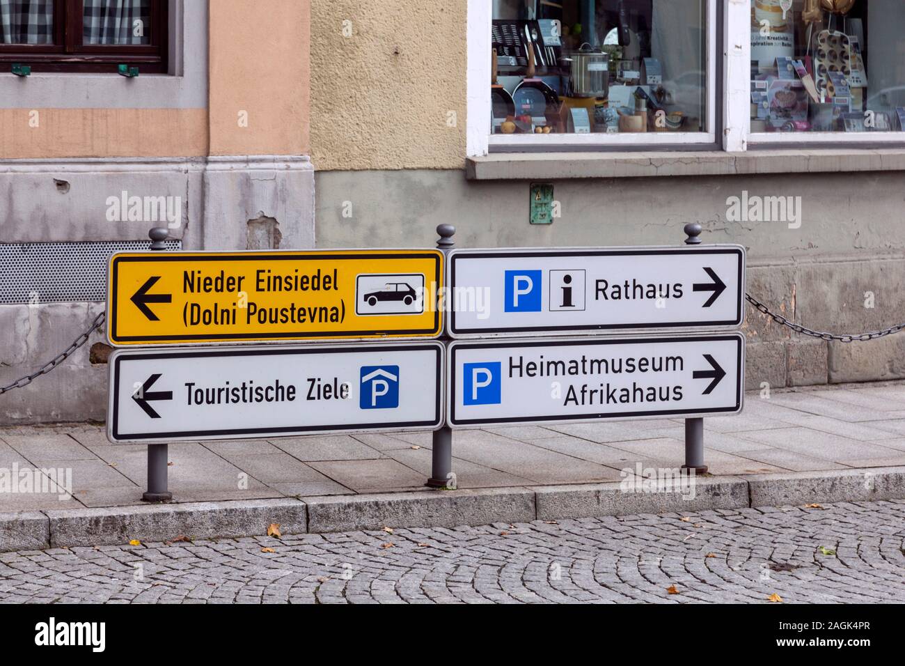 Estacionamiento y señales direccionales en el centro de Sebnitz Foto de stock