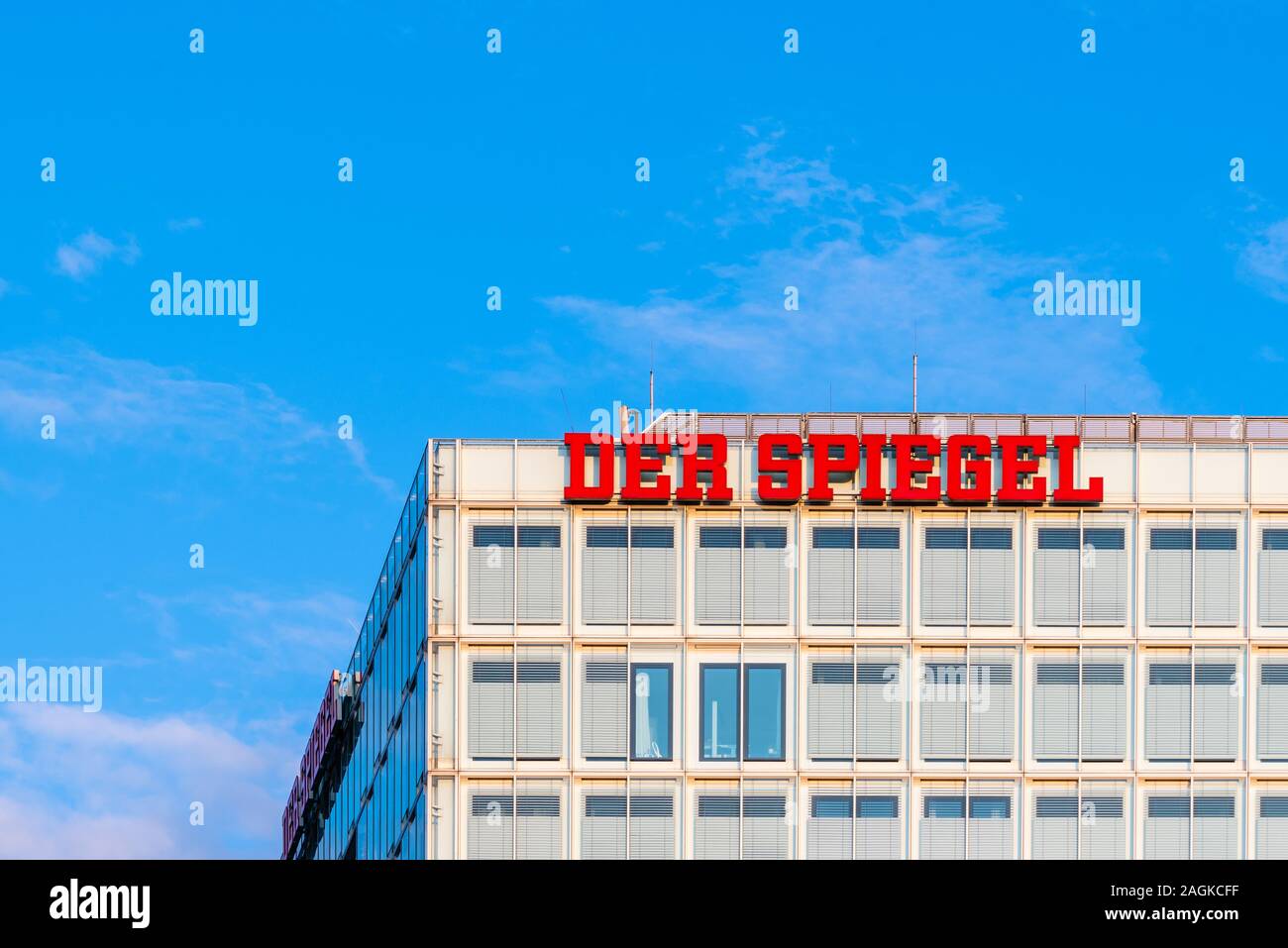 Hamburgo, Alemania - 3 de agosto, 2019: Der Spiegel de banner en la sede de la compañía en Hamburgo. Es una revista semanal de noticias alemán Foto de stock