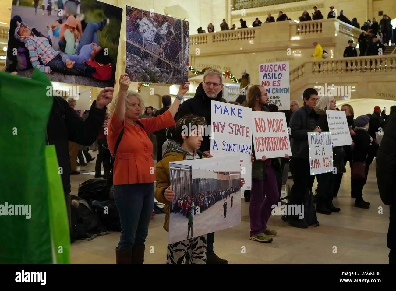 Nueva York, NY / USA - Diciembre 19, 2019: activistas del grupo auge y resistir a NYC sostienen carteles durante una protesta silenciosa contra la continua entre Foto de stock