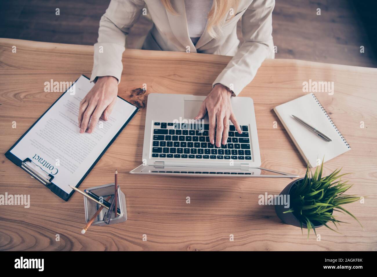 Arriba un alto ángulo de visualización foto de ceo se preparan para reunirse con sus socios de negocios a firmar nuevos contratos sobre coworking entre teo coprorations Foto de stock