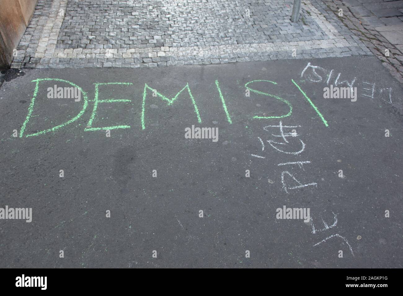 Noticias y reportajes -signos de una de las más grandes protestas antigubernamentales, permanecen en el centro de Praga, pidiendo la dimisión de PM Andrej Babis. Foto de stock