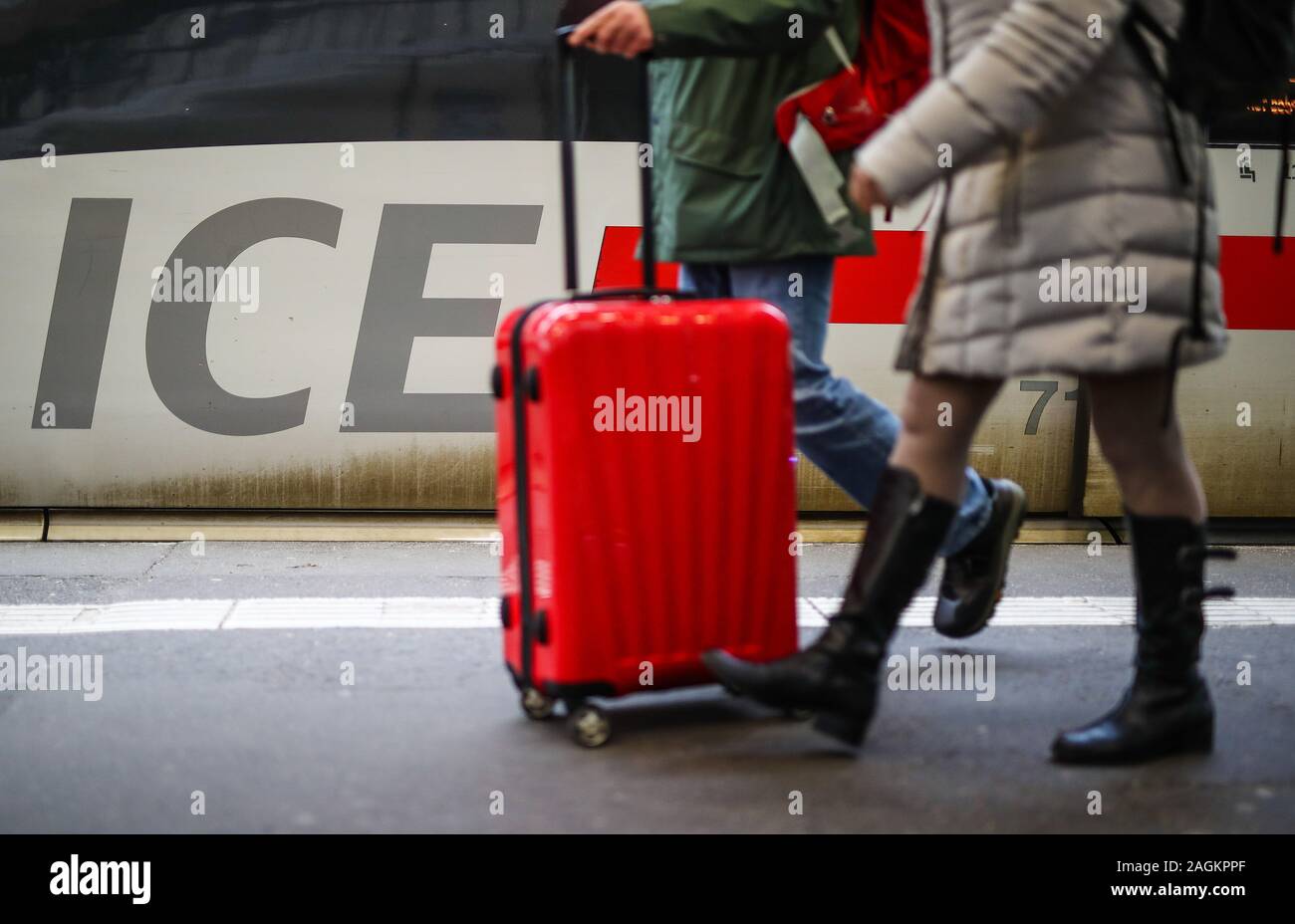 Stuttgart, Alemania. 20 diciembre, 2019. Al comienzo de la temporada de  viajes de vacaciones de Navidad, los pasajeros camina más allá de la  Estación Central de Stuttgart con sus maletas en un