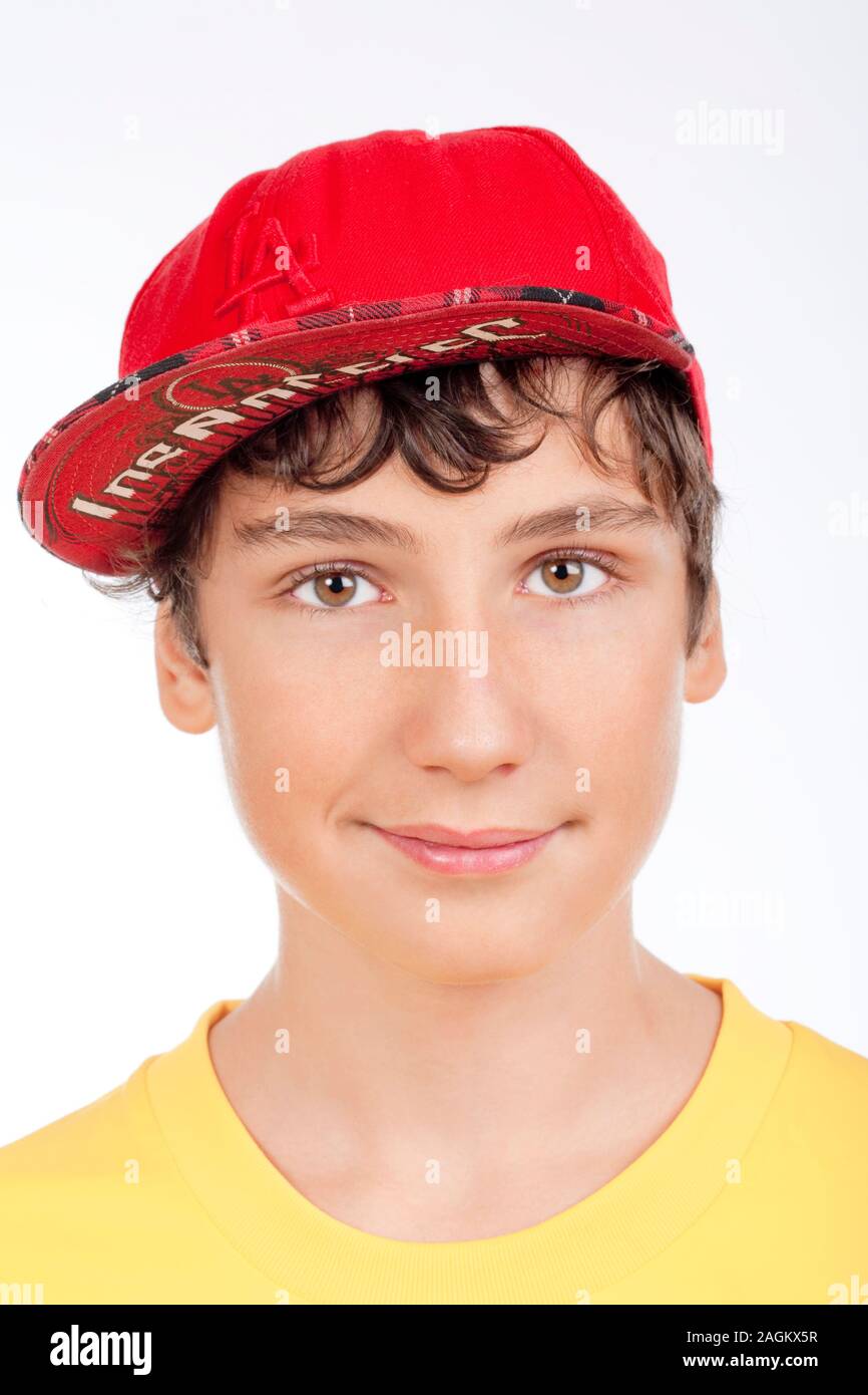 Retrato de una adolescente en rojo gorra -aislado en blanco Foto de stock