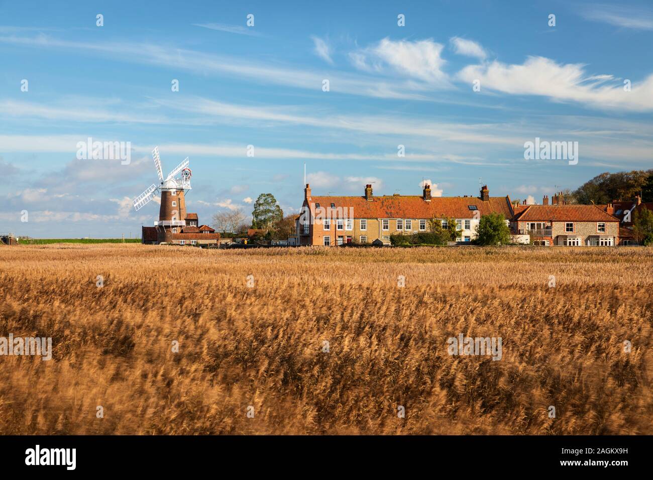 El molino de viento del siglo XVIII y la aldea del Cley junto al mar, Norfolk, Inglaterra, Reino Unido, Europa Foto de stock