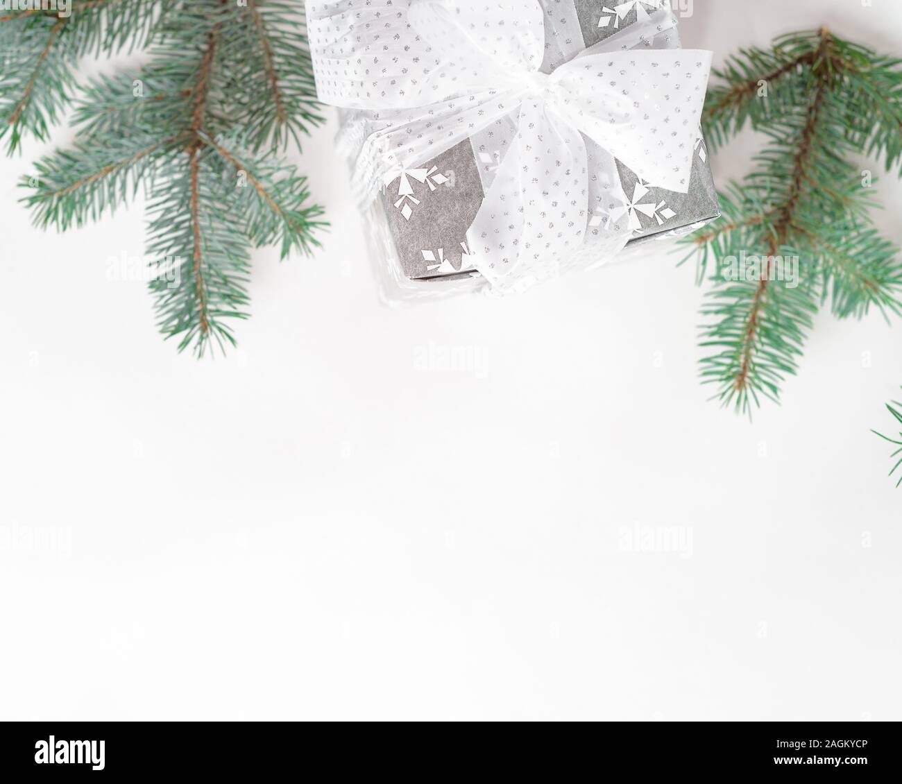 Caja de regalo de navidad con decoración festiva en tono plateado Foto de stock
