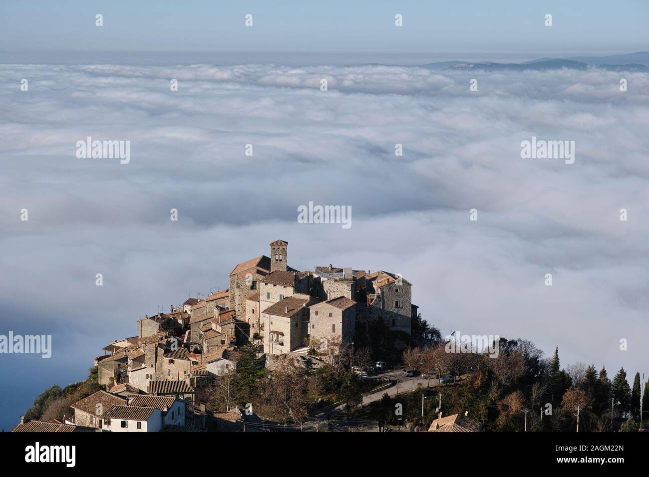 El país de Miranda emerge desde el mar de niebla que cubre la cuenca de Terni Foto de stock