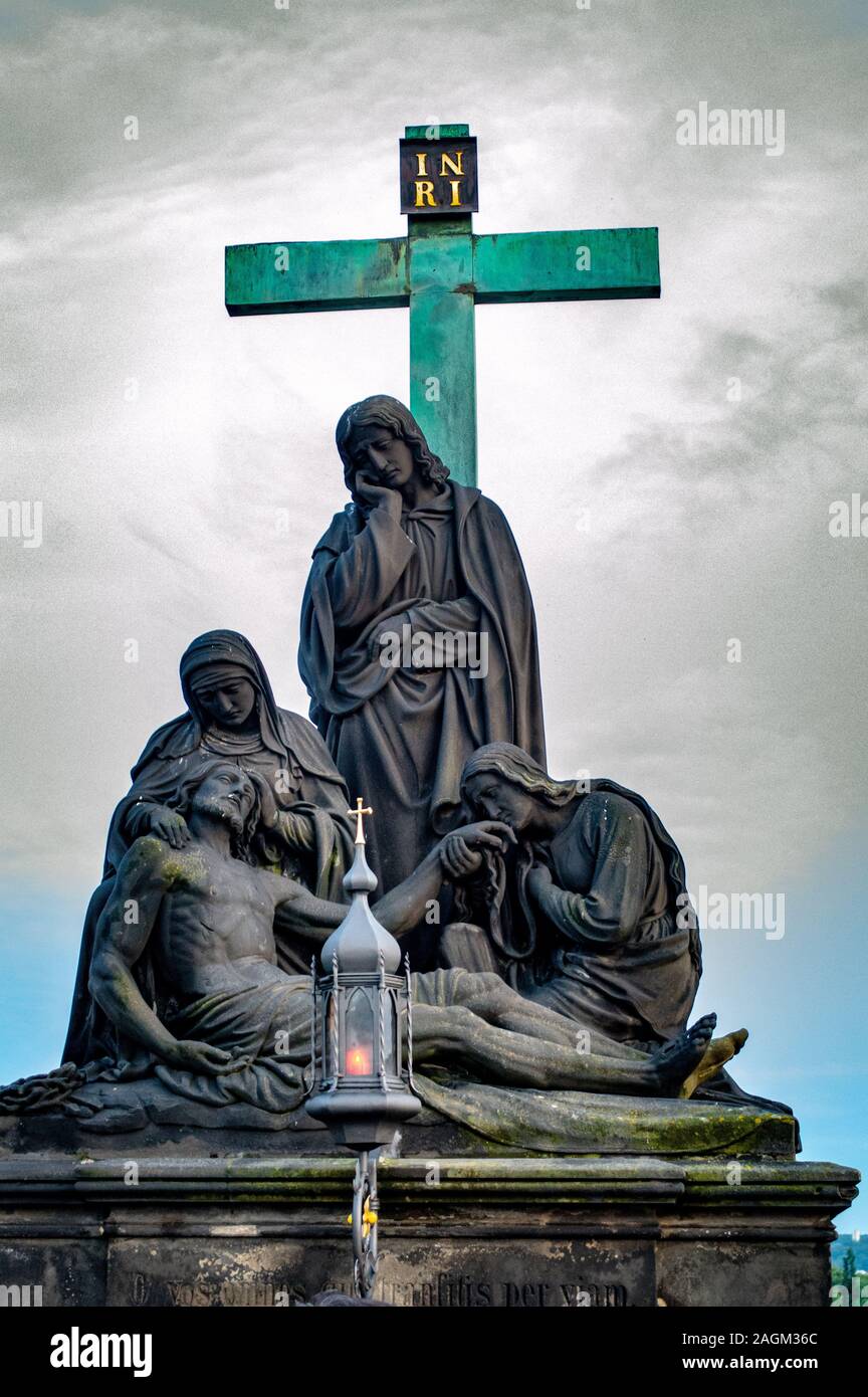Estatua en el Puente de Carlos, Praga, República Checa Foto de stock