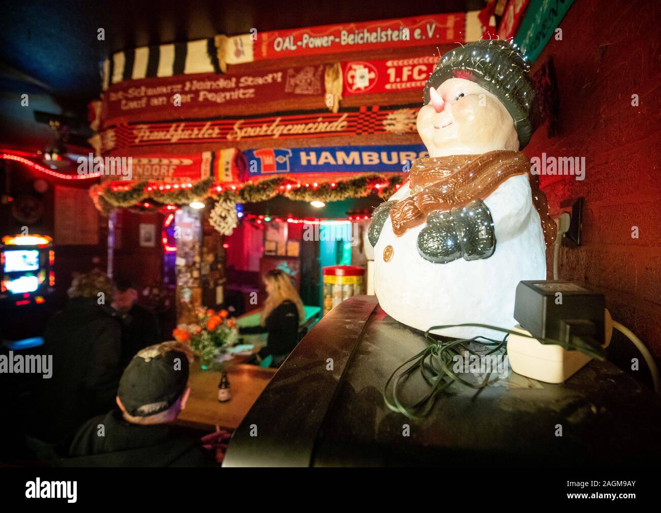 propietario Tomar un riesgo evitar Hamburgo, Alemania. 17 dic, 2019. Un muñeco de nieve luminoso de plástico  está en una máquina tragaperras en el pub "Zum Goldenen Handschuh' en la  Reeperbahn. En Navidad, en el corazón de
