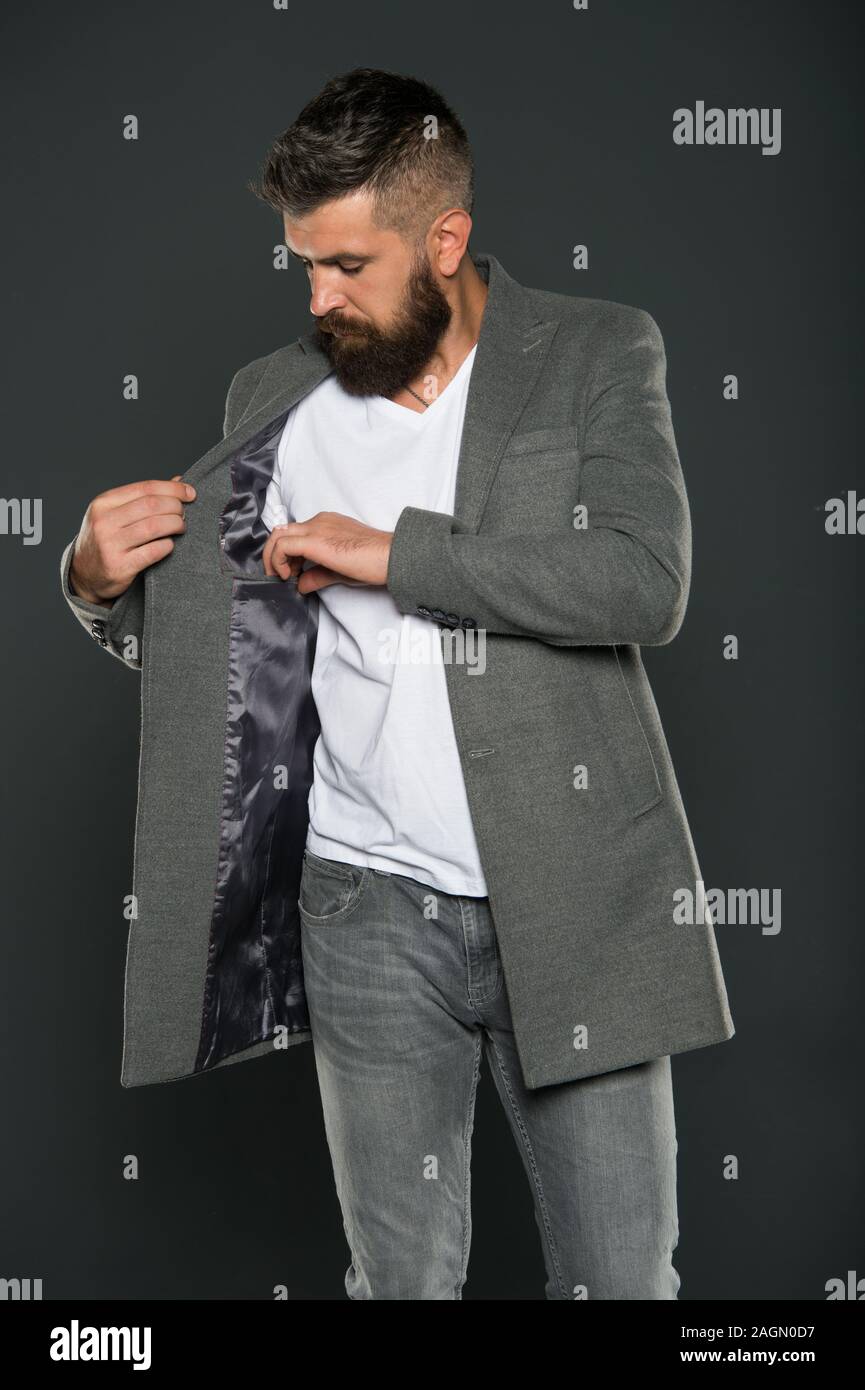 La elegancia permanece en el mundo de la moda. Moda guy fondo gris. Hombre Barbado verificar pocket en la chaqueta. Hipster con aspecto de moda. Moda y estilo. Vestimenta casual de negocios La elegancia permanece en el mundo de la moda. Moda guy fondo gris. Hombre Barbado verificar pocket en la chaqueta. Hipster con aspecto de moda. Moda y estilo. Vestimenta casual de negocios
