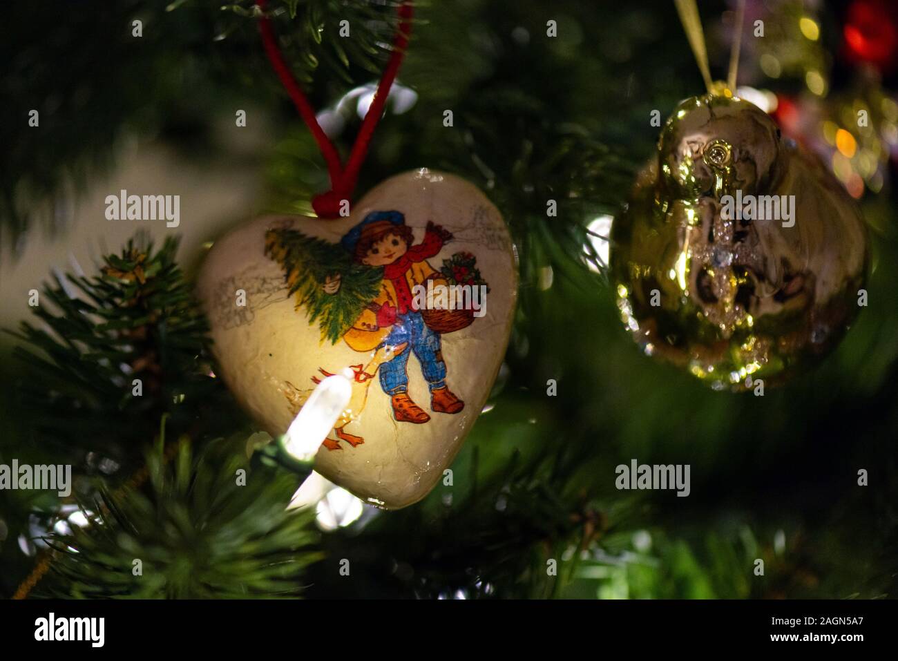 Decoración de navidad de papel maché fotografías e imágenes de alta  resolución - Alamy