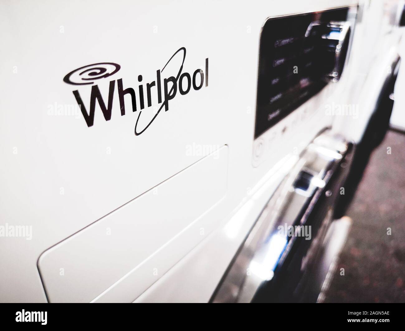 Cerrar hasta un logotipo de marca Whirlpool en una lavadora blanca Foto de stock