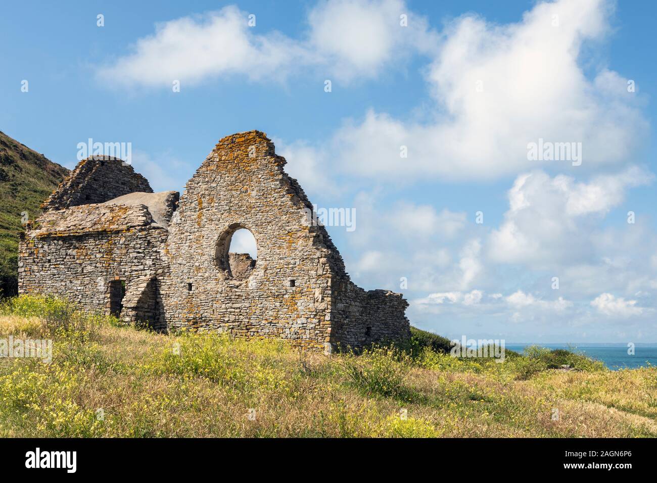 La Iglesia en ruinas en la Plage de la Vieille Église, Cap de Carteret, Normany, Francia Foto de stock