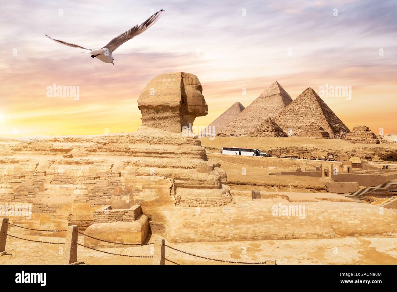 La Esfinge y las pirámides de Giza, en el fondo, Egipto Foto de stock