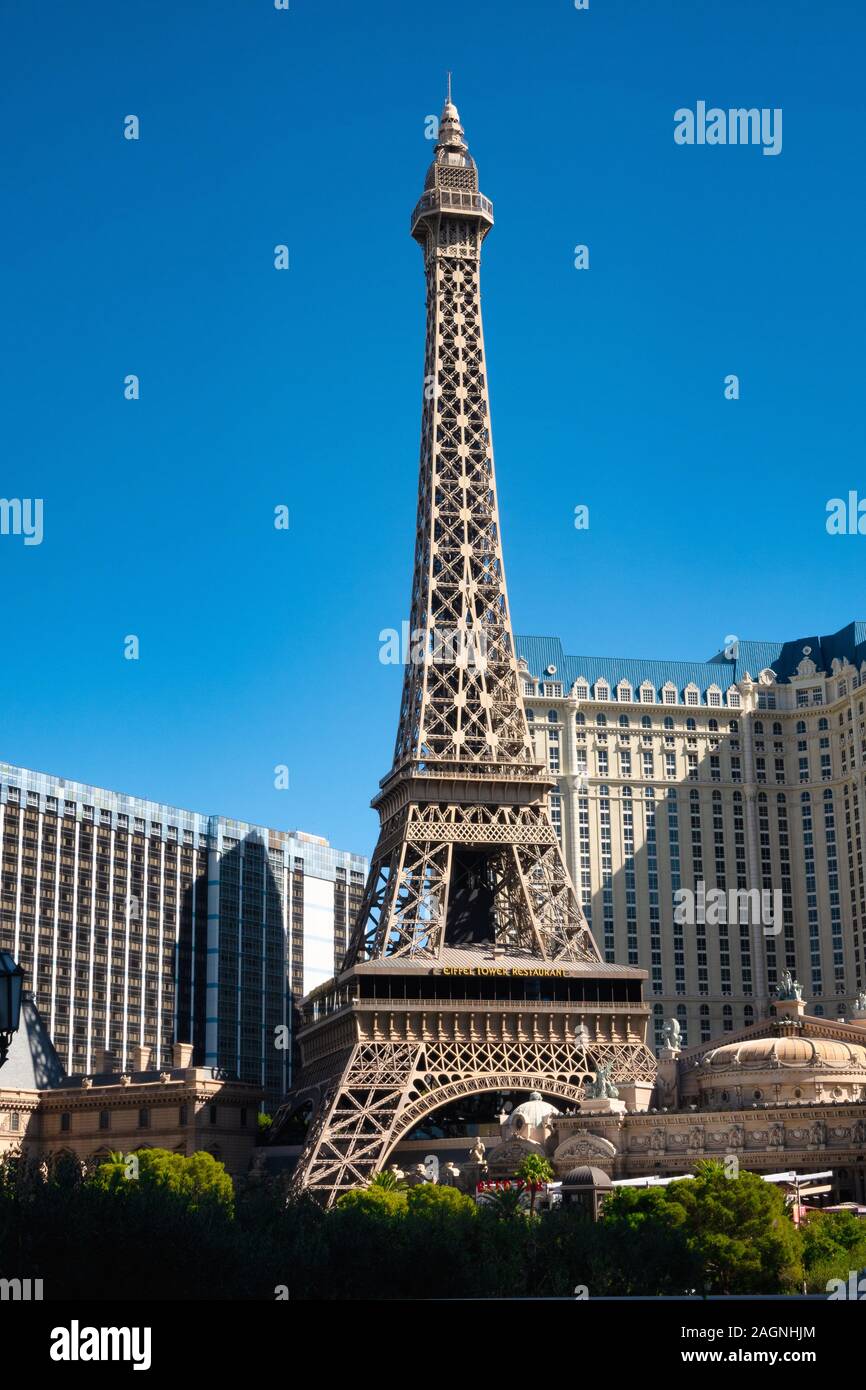 Vista exterior de la réplica de la Torre Eiffel frente al Paris las Vegas Hotel and Casino, las Vegas, Nevada, Estados Unidos. Foto de stock