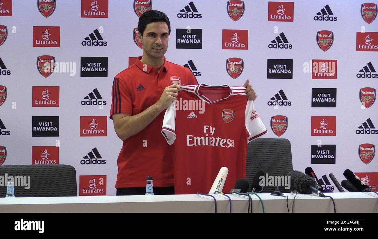 Captura de pantalla tomada de PA Video manager del Arsenal, Mikel Arteta hablando a los medios de comunicación durante una conferencia de prensa en el Emirates Stadium de Londres. Foto de stock