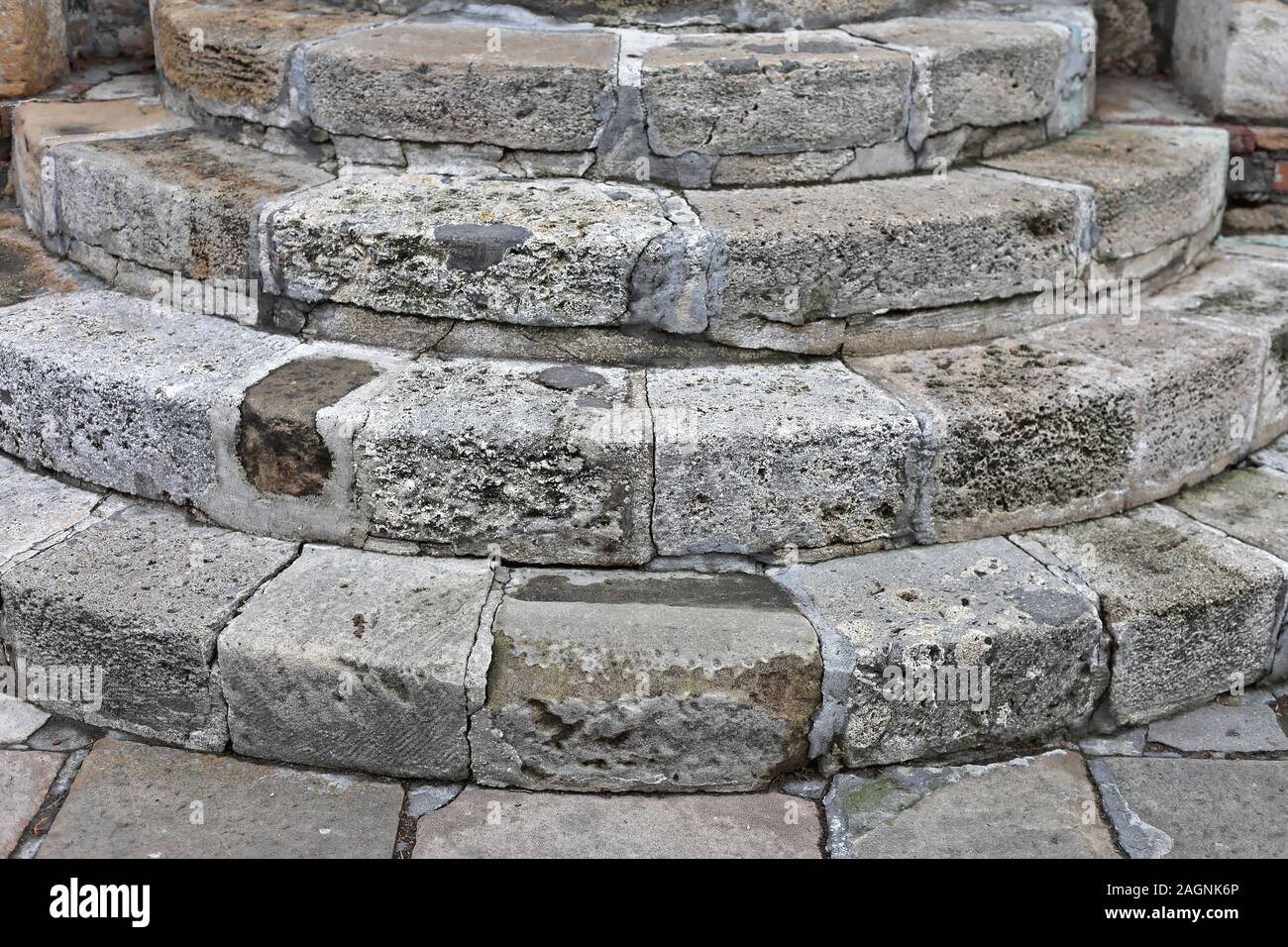 calidad Último promedio Escaleras de piedra circular exterior Fotografía de stock - Alamy