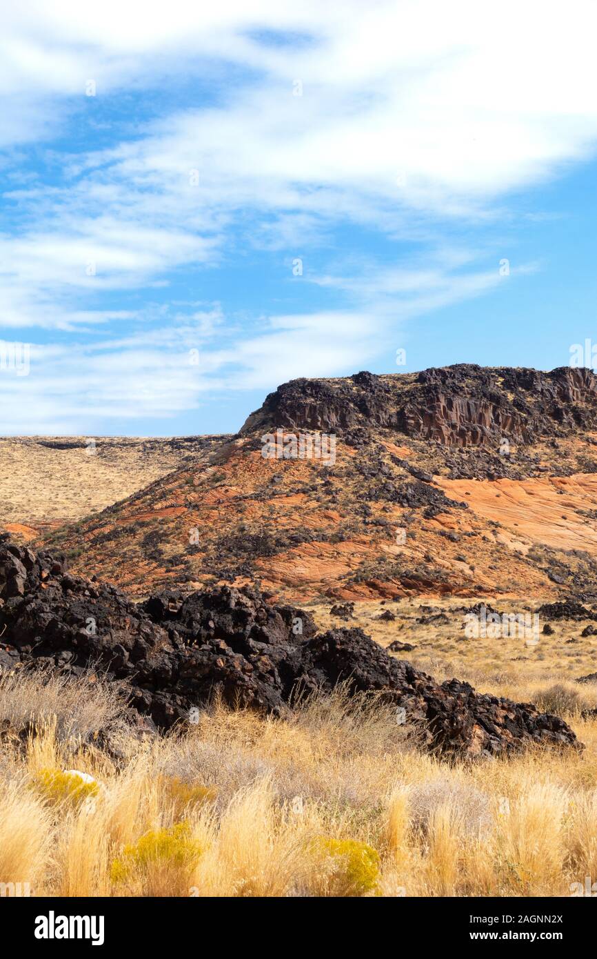 Snow Canyon State Park es un parque estatal de Utah, EE.UU., con un cañón tallado en la piedra arenisca de Navajo rojo y blanco en las montañas rojizas. Foto de stock