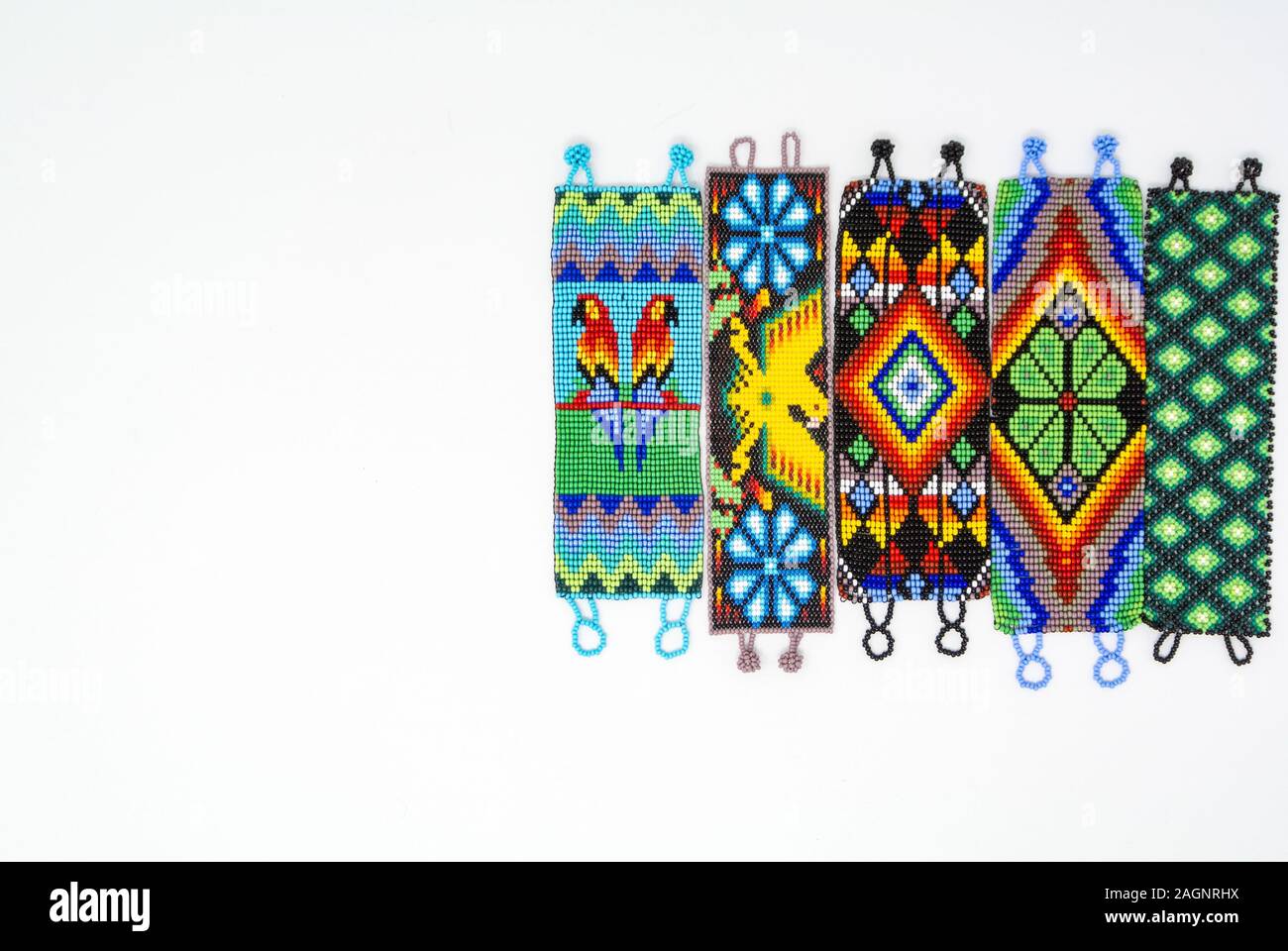Domar moderadamente alquiler Pulseras de Perlas Huichol, cordón, arte realizado por la tribu Huichol  Fotografía de stock - Alamy