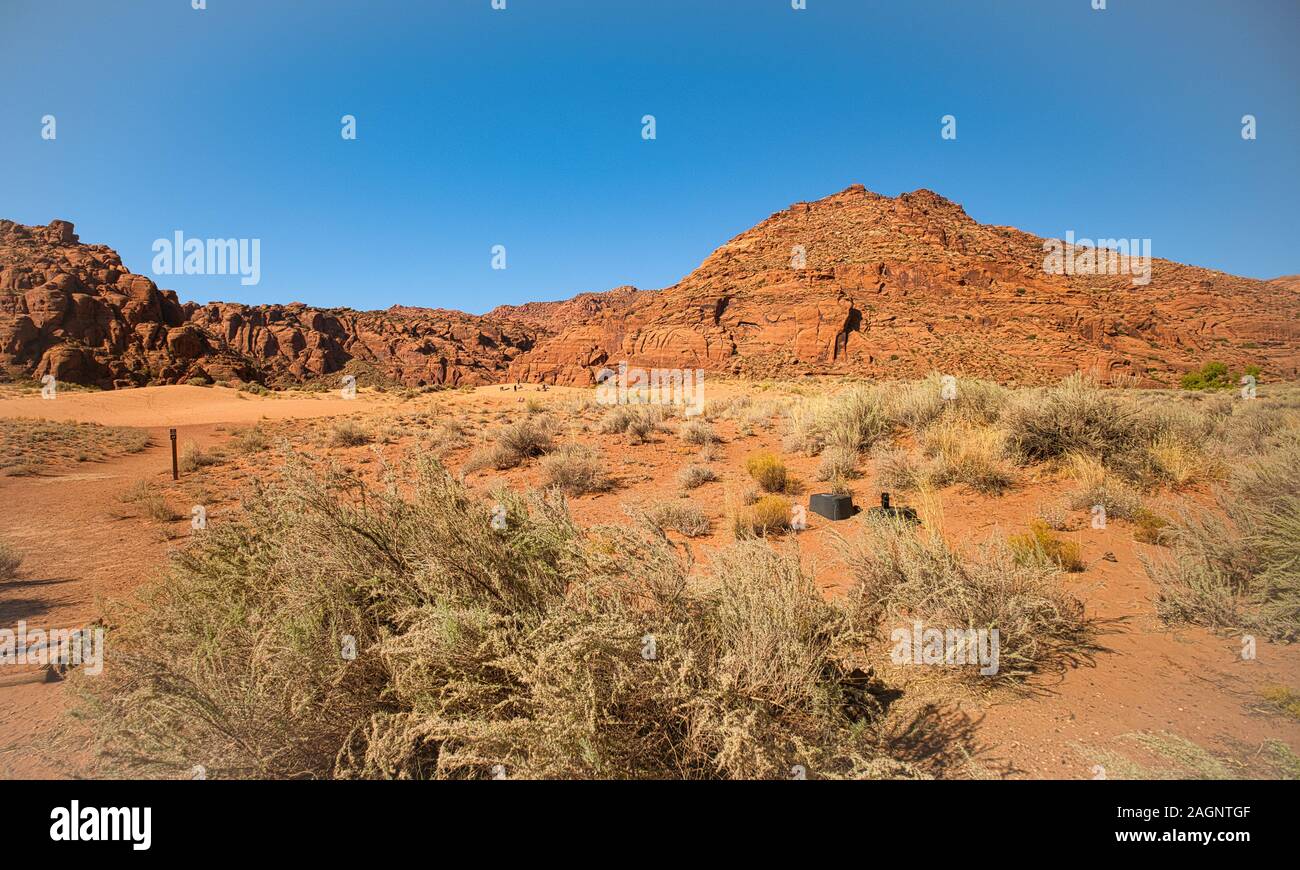 Snow Canyon State Park es un parque estatal de Utah, EE.UU., con un cañón tallado en la piedra arenisca de Navajo rojo y blanco en las montañas rojizas. Foto de stock