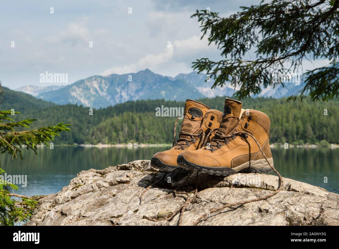 Zapatos en una roca fotografías e imágenes de alta resolución - Alamy