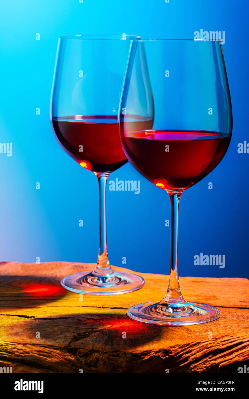 Dos copas de vino tinto. Ambiente íntimo. Concepto de romance Foto de stock