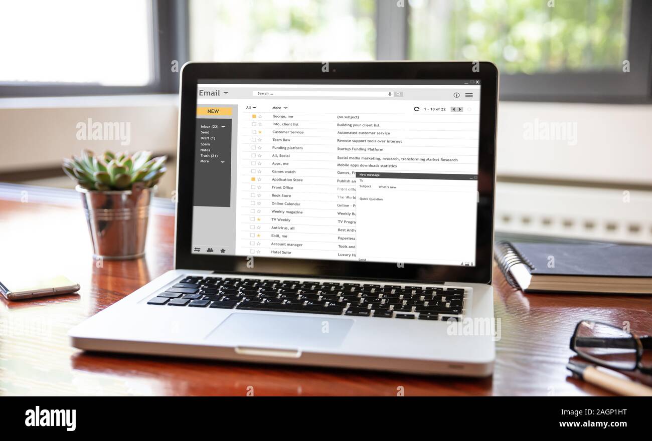 Lista de mensajes en la bandeja de entrada de correo electrónico en un  ordenador portátil de pantalla, oficina mostrador de madera, historial de  la empresa. Correspondencia por correo electrónico mail concepto Fotografía