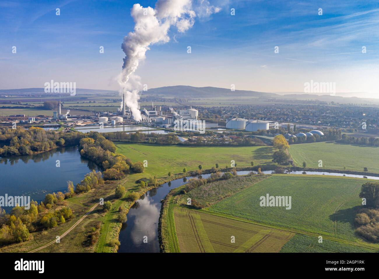 Drone shot del río Leine con Nordzucker azucarera de Nordstemmen, fumar chimeneas en un día frío y soleado, Alemania Foto de stock