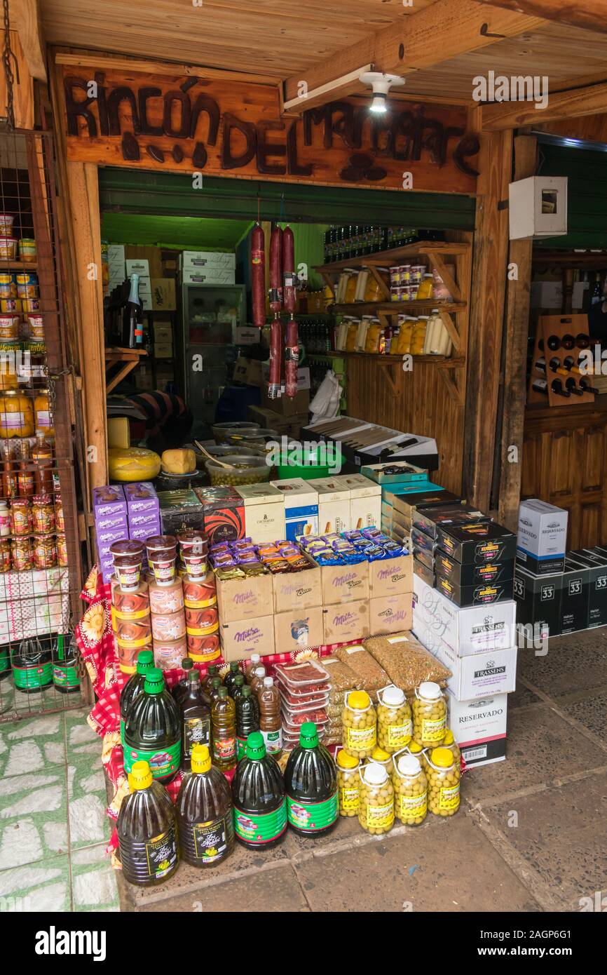 Puerto Iguazú, Argentina - Circa Octubre 2019: productos típicos como  aceitunas, aceite de oliva, dulce de leche, queso y salami para venta en La  Feirinha en Fotografía de stock - Alamy