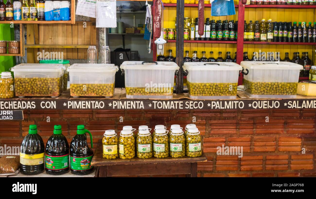 Puerto Iguazú, Argentina - Circa Octubre 2019: productos típicos como  aceitunas, aceite de oliva y vino para su venta en La Feirinha en Puerto  Iguazú, famo Fotografía de stock - Alamy