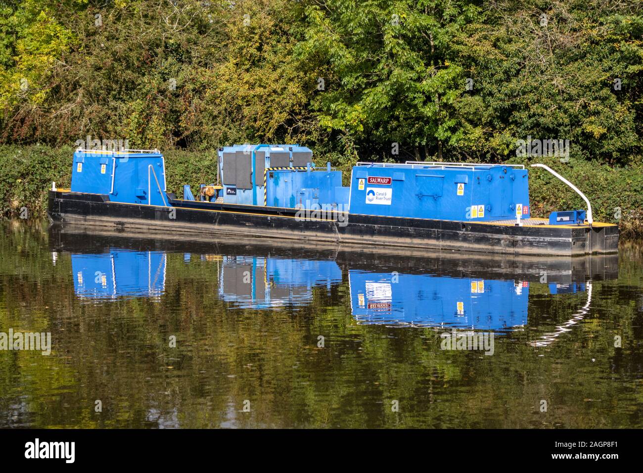 Barco de mantenimiento Canal and River Trust, Inglaterra, Reino Unido Foto de stock