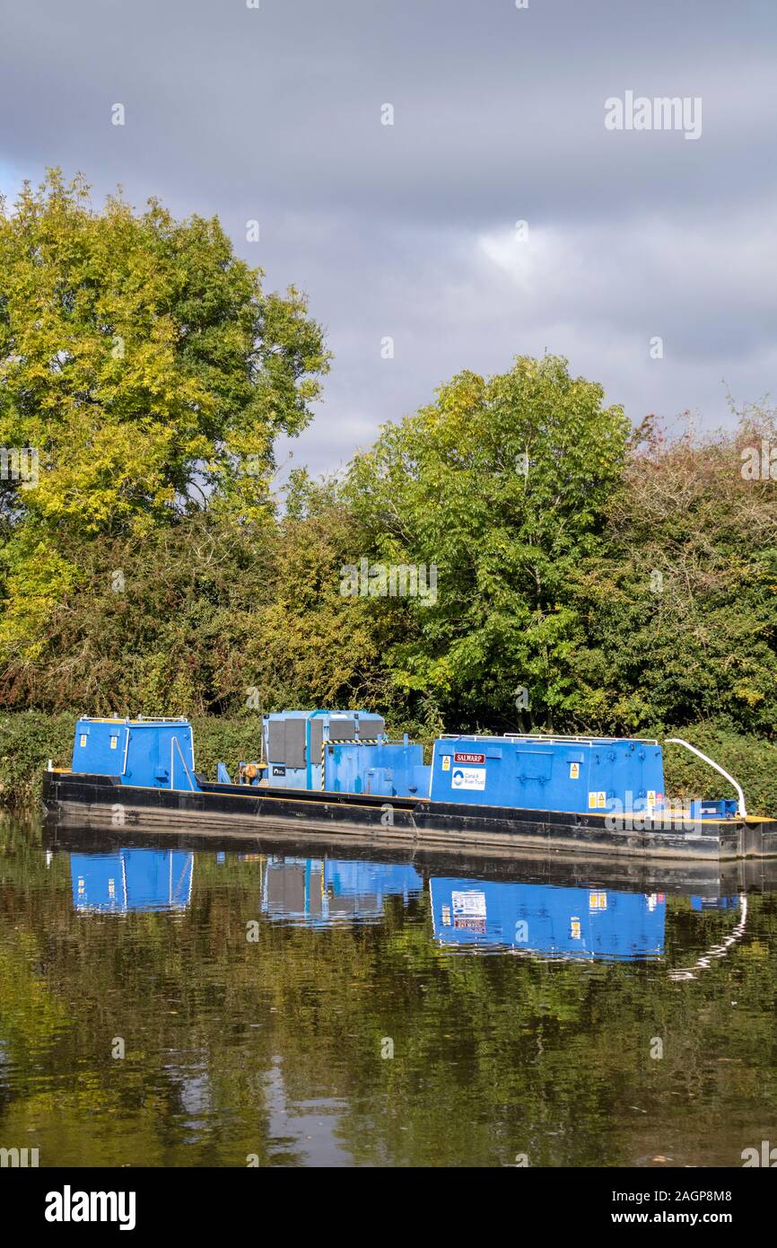 Barco de mantenimiento Canal and River Trust, Inglaterra, Reino Unido Foto de stock