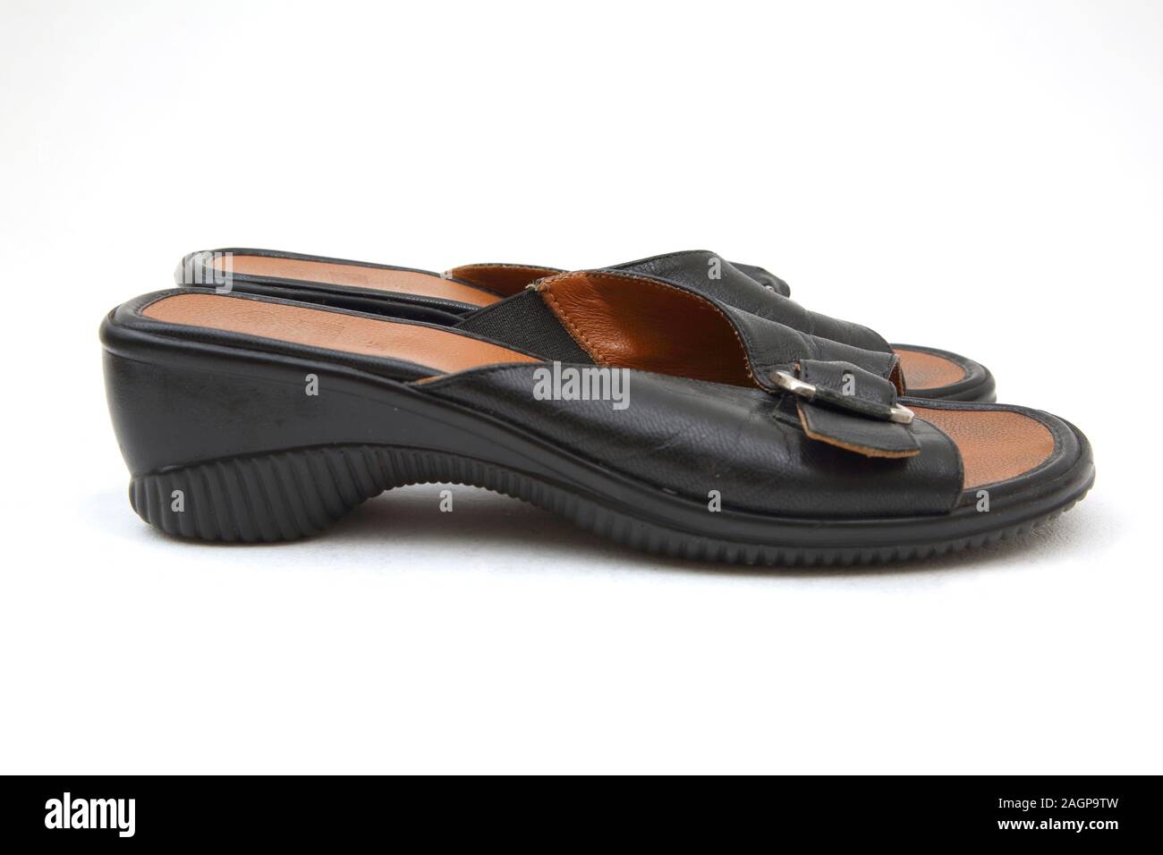Un par de cuero negro Scholl Slip en sandalias con hebilla Fotografía de  stock - Alamy