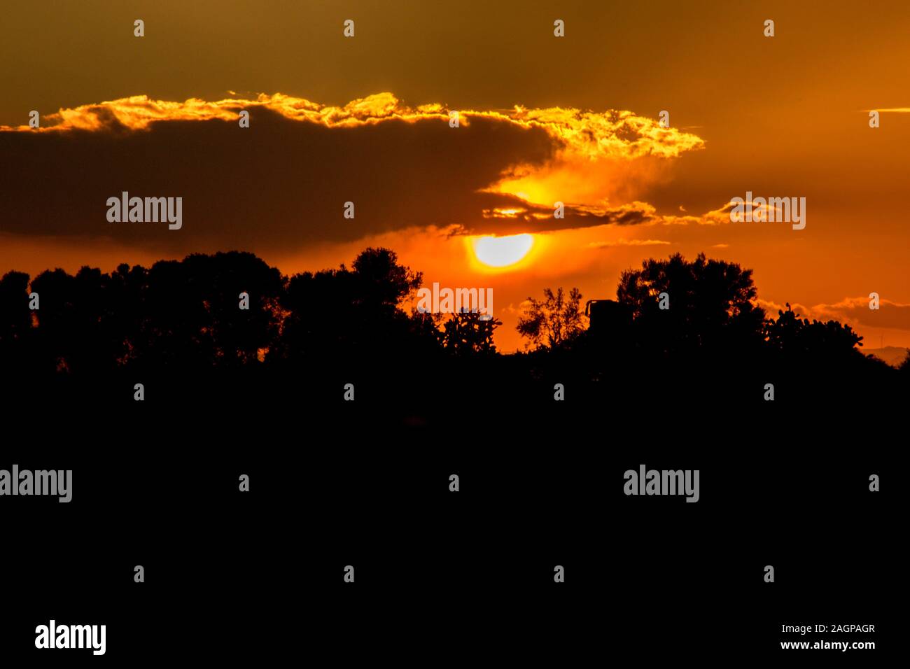 La puesta de sol sobre el horizonte diciendo buenas noches a otro día que ha pasado Fotografía de stock - Alamy La puesta de sol sobre el horizonte diciendo buenas noches a otro día que ha pasado Fotografía de stock - Alamy