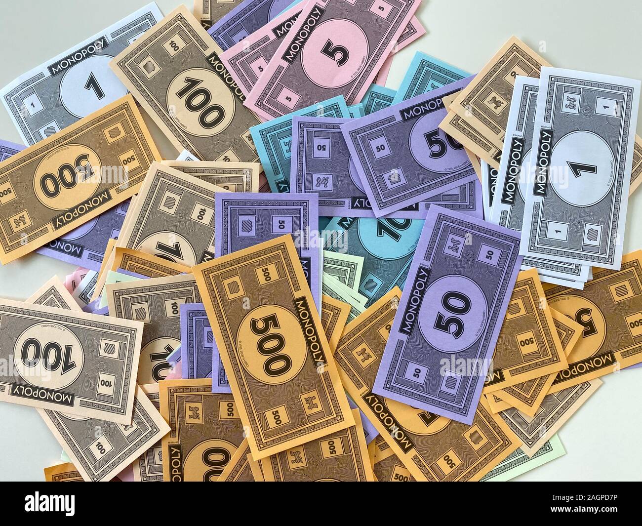 Orlando, FL/USA-12/20/19: Dinero para el juego de monopolio por Hasbro sobre un fondo blanco. Concepto empresarial, bancario, y de la riqueza Fotografía de stock -