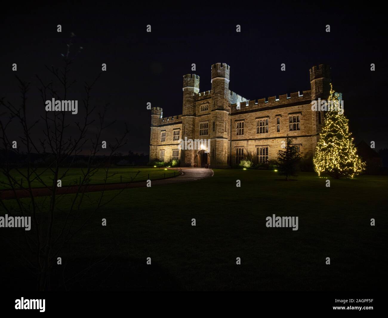 Castillo de Leeds en la noche con árbol de navidad Foto de stock