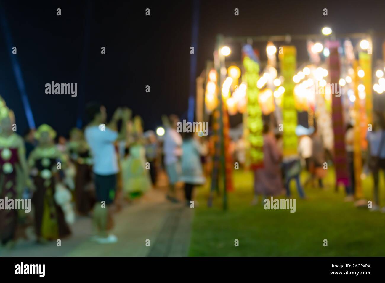 Zoom luces borrosa y gente borrosa en Loi Krathong Festival en Tailandia Phayao Foto de stock