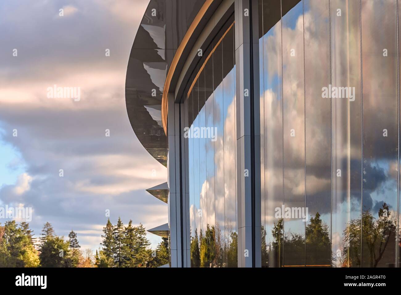 Cupertino CA EE.UU. Diciembre 14, 2019: Primer Plano de edificio de oficinas de la sede de Apple exterior. Foto de stock