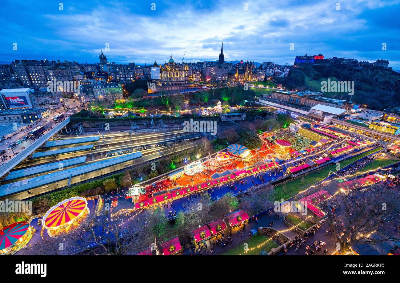 Vista de Edimburgo, Mercado de Navidad en el oeste de los jardines de Princes Street y el horizonte de la ciudad hacia el castillo de Edimburgo, Escocia, Reino Unido Foto de stock