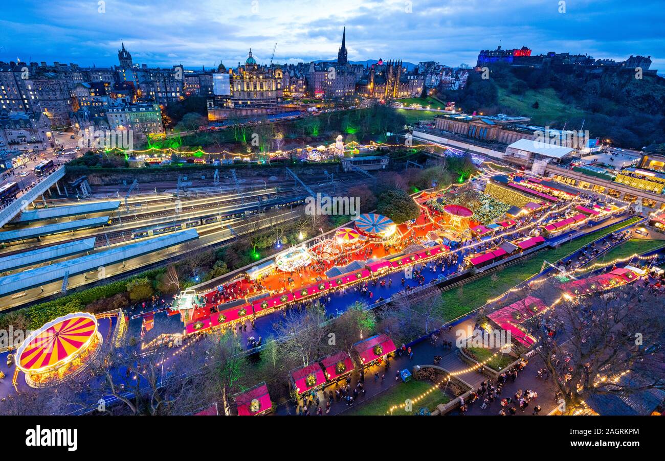 Vista de Edimburgo, Mercado de Navidad en el oeste de los jardines de Princes Street y el horizonte de la ciudad hacia el castillo de Edimburgo, Escocia, Reino Unido Foto de stock