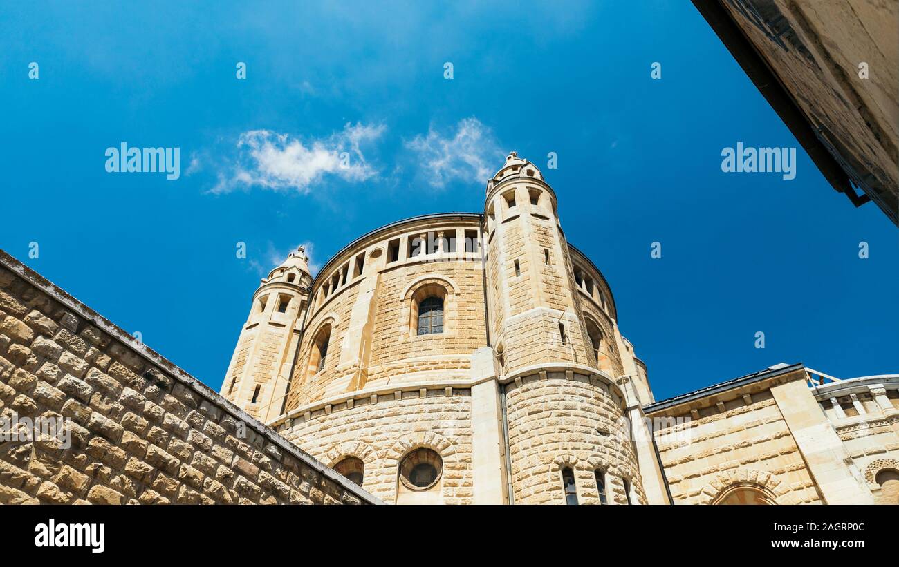 La Abadía de la Dormición en el monte de Sión. Santuario católico en Jerusalén, Israel. El formato panorámico 16:9 Foto de stock