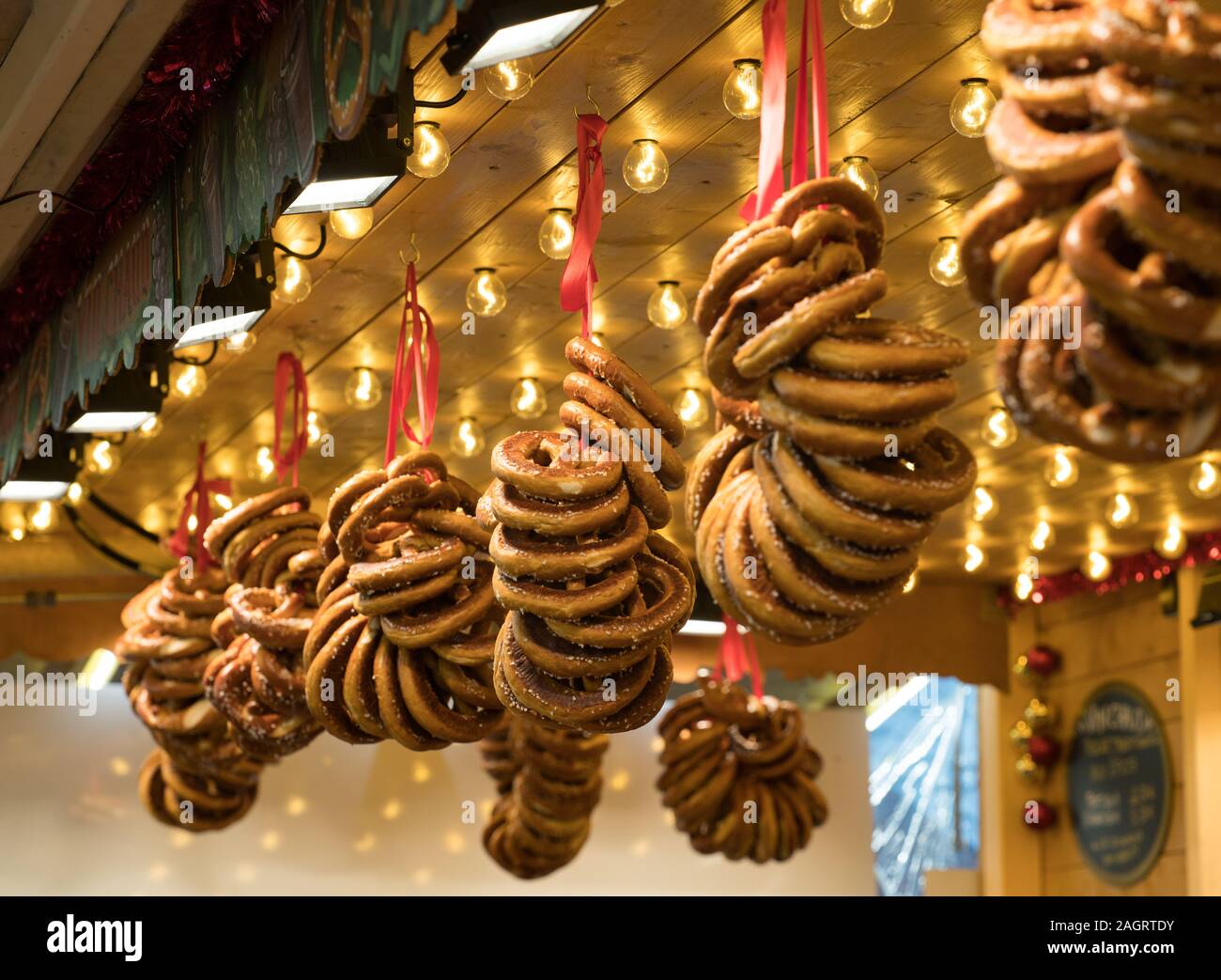 Una vista de cerca de muchas deliciosas y frescas pretzels para venta en un mercado stand Foto de stock