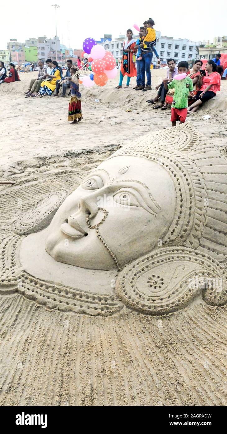 PURI, Orissa, India el 5 de marzo de 2018:una escultura de arena de una deidad Hindú hecha en la playa principal de Puri. Foto de stock