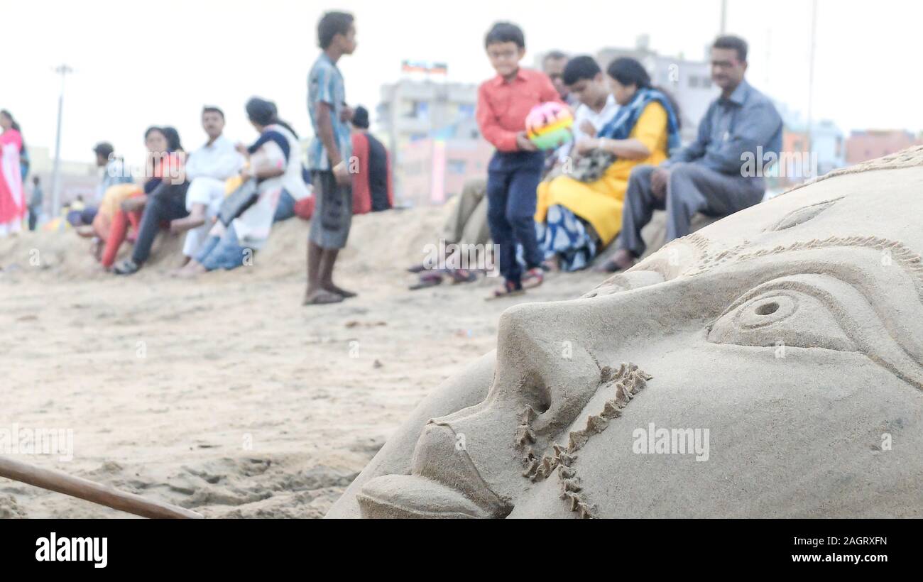 PURI, Orissa, India el 5 de marzo de 2018:una escultura de arena de una deidad Hindú hecha en la playa principal de Puri. Foto de stock