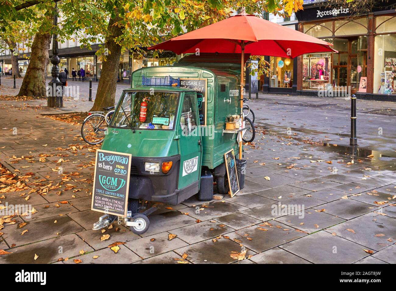 Tres móviles wheeler café van en la parte peatonal de Cheltenham barrio comercial Foto de stock