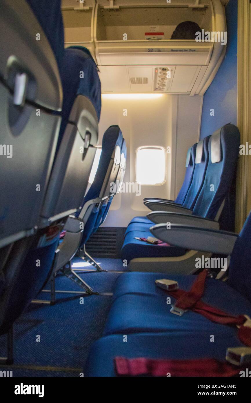 Una vista a través de una fila de asientos, a bordo de una línea aérea de pasajeros. Foto de stock