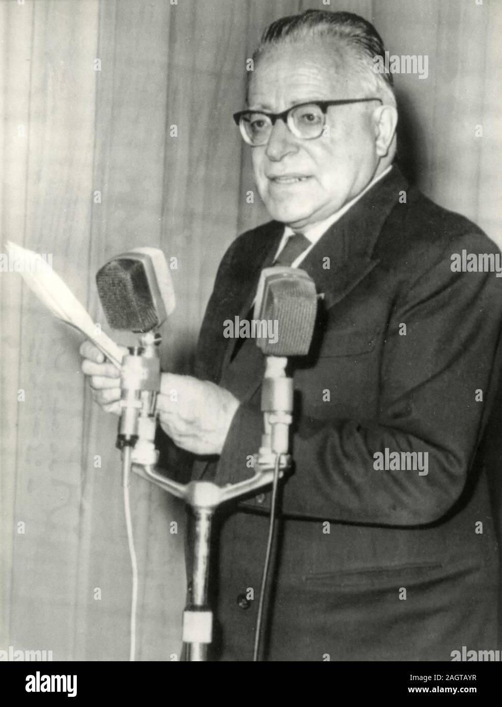 Político italiano Palmiro Togliatti, durante una conferencia de prensa, Italia 1960 Foto de stock