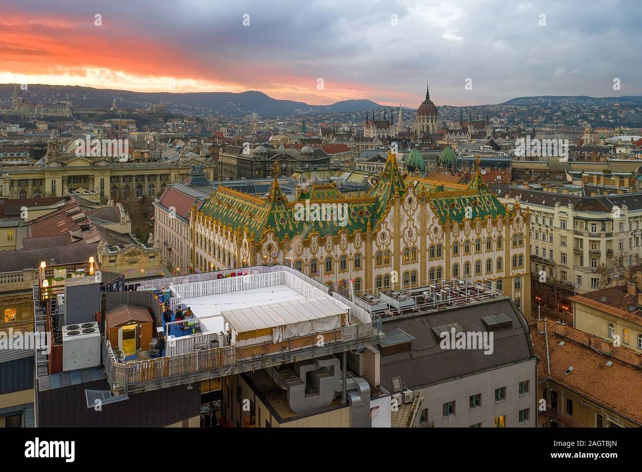 Increíble techo en Budapest, Hungría. Edificio del Tesoro del Estado con el Parlamento húngaro en época de invierno. Todos los azulejos en el techo del mundo famo Foto de stock