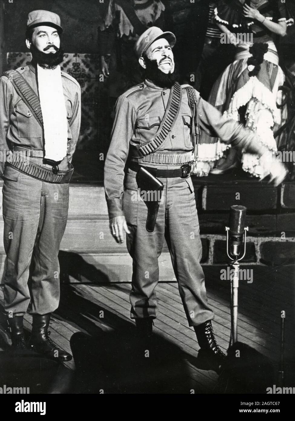 El actor Joseph Leon (derecha) retratando el mítico Coronel Carlo Puertoblanco en la obra 'golpear la cubierta", Nueva York, EE.UU. 1960 Foto de stock