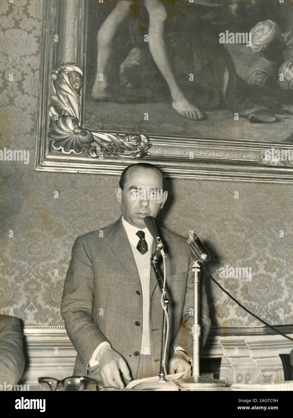 Político italiano Paolo Bonomi en una conferencia de prensa después de que el congreso nacional de la Coldiretti, Roma, Italia 1962 Foto de stock